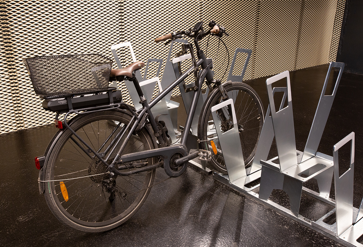 Un parking vélo sécurisé de 395 places attend les cyclistes à Montparnasse  - Le Parisien