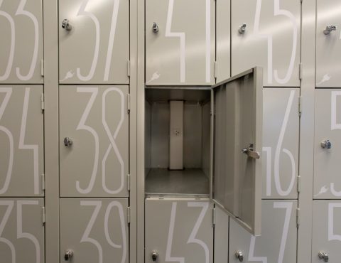 rangement des accessoires en casiers avec branchement électrique
