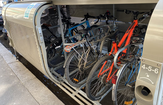 porte ouverte sur un box vélo sécurisé ALTAO Pod avec des vélos stationnés