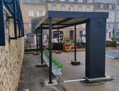station-service solaire pour développer la mobilité à vélos électriques