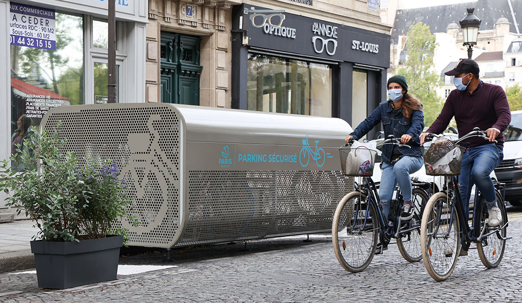 une consigne vélo ALTAO Pod installée dans Paris avec des cyclistes