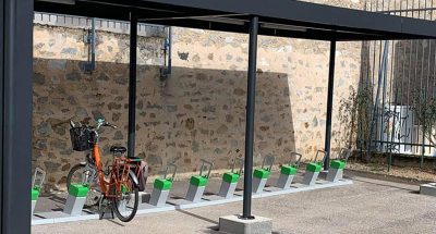 abri vélo solaire équipé de bornes de recharge électrique ALTAO Parco VAE