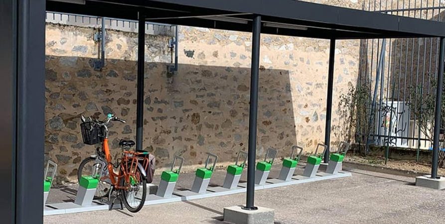 abri vélo solaire équipé de bornes de recharge électrique ALTAO Parco VAE