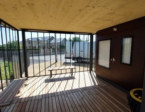 espace d'attente en gare pour les voyageurs habillé de bois