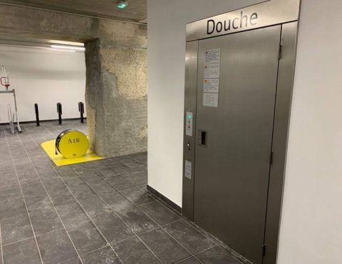 douche pour cycliste dans le local du parking LPA St Antoine
