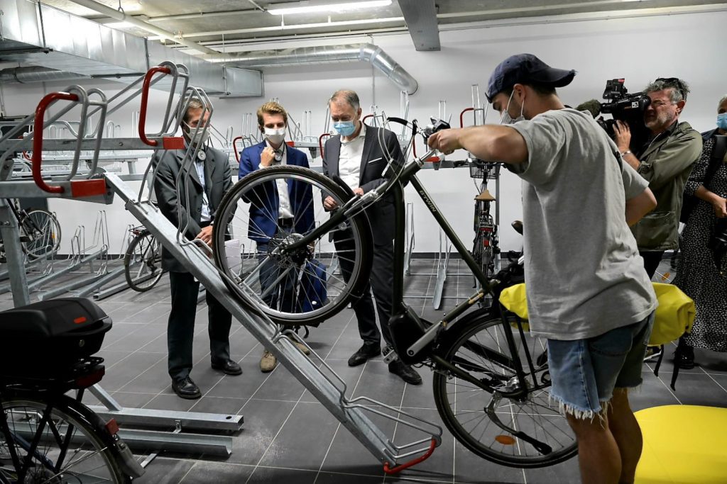 cycliste stationnant son vélo sur un rack