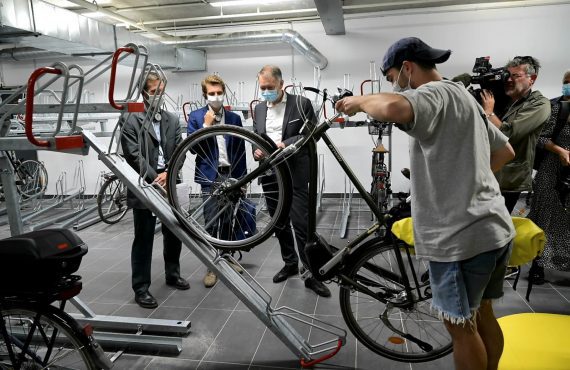 cycliste stationnant son vélo sur un rack
