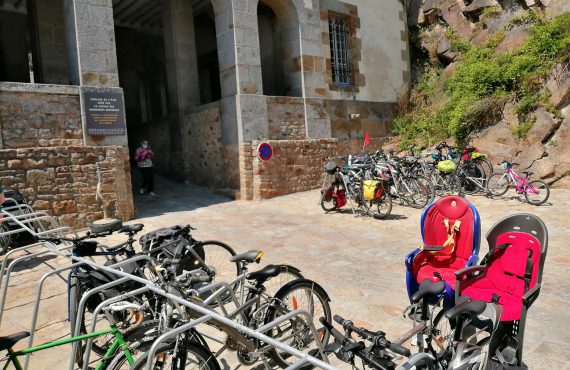 Un parking vélo pour cyclotouristes au Mont Saint Michel
