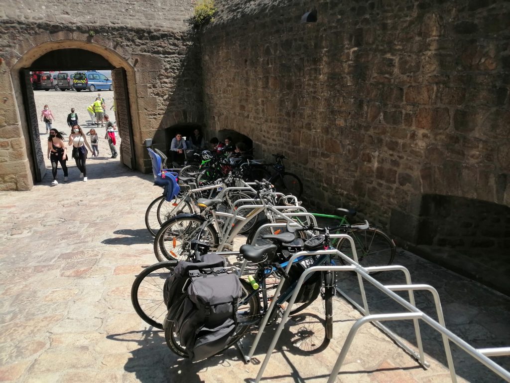 stationnement vélo proposé dans le Mont Saint Michel