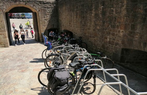 stationnement vélo proposé dans le Mont Saint Michel