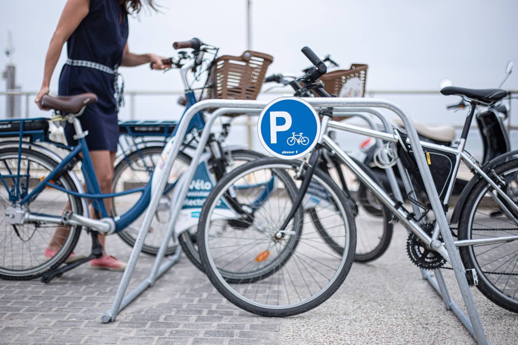 cycliste stationnant son vélo sur un rack ALTAO Mobile à Pornichet