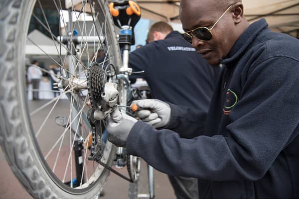 Atelier réparation lors de l'inauguration du Parking Vélos
