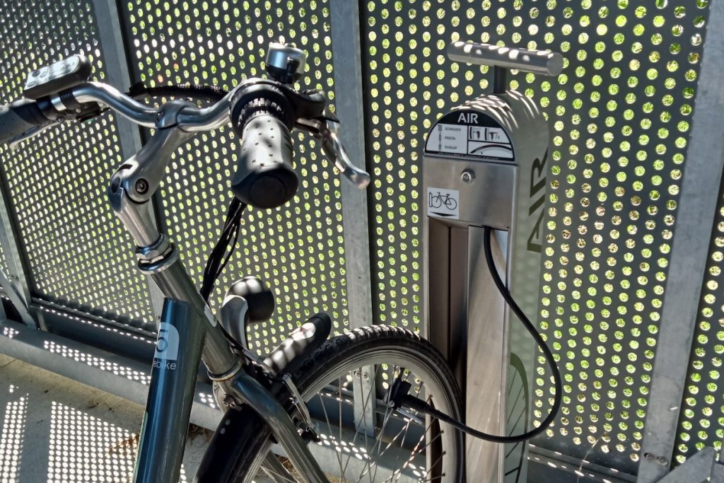 vélo branché à la station de gonflage ALTAO® T'Pump