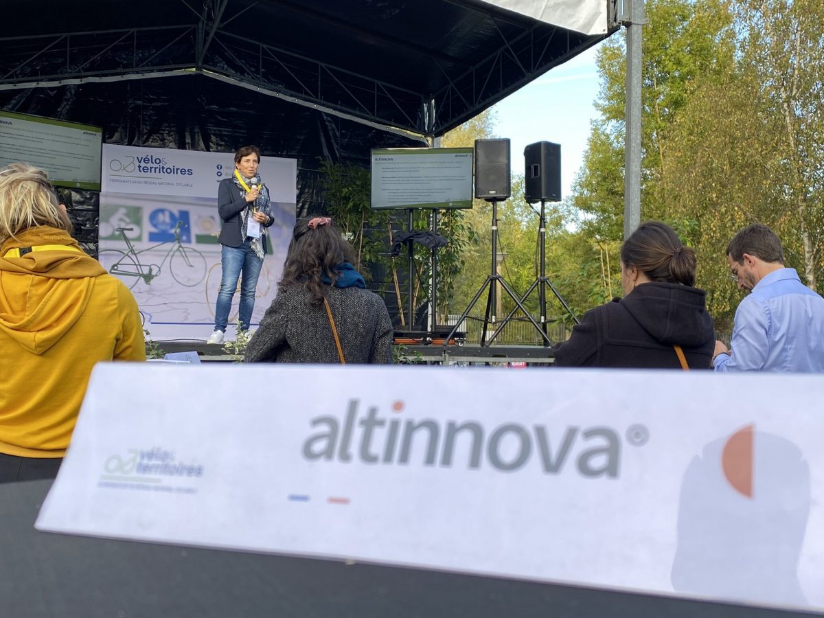 Prononciation du discours de Corinne Verdier pendant l'atelier flash des 26e Rencontres Vélos et Territoires.