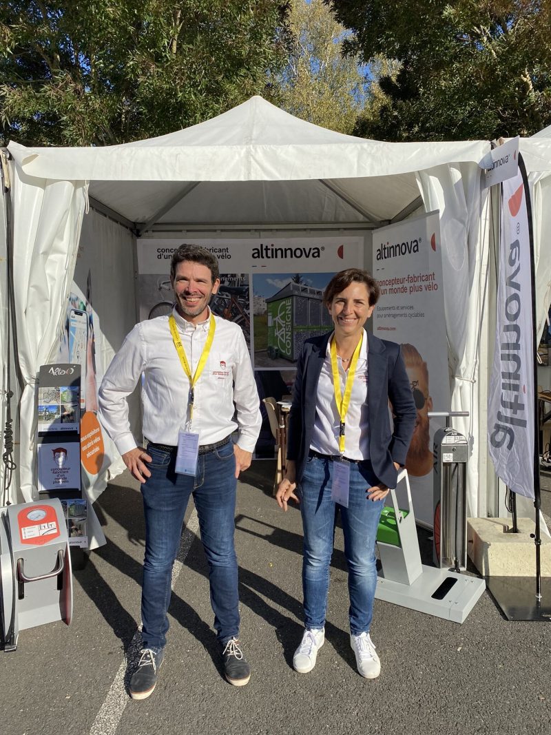 Stand Altinnova tenu par Fabien Ripaud et Corinne Verdier à votre écoute pour répondre à vos questions