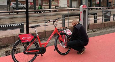 Personne utilisant le point entretien de Valenciennes