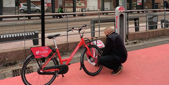 Personne utilisant le point entretien de Valenciennes