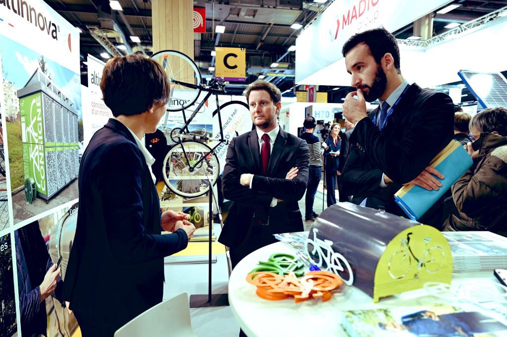 visite du ministre des transports Clément BEaune sur le stand Altinnova au Salon des maires et des collectivités locales 2022