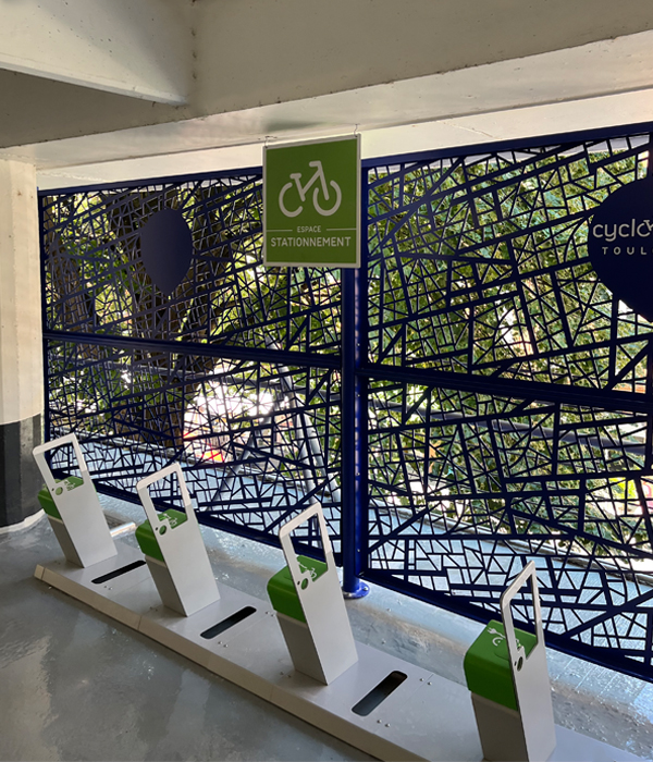 Espace stationnement pour vélos électriques avec les ALTAO® Parco VAE