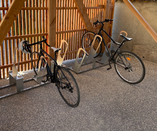 Stationnement sécurisé ALTAO® Parco mise ne situation avec 2 vélos au Collège Anne Frank