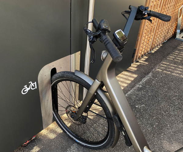 encoche de maintien du vélo sur Abri® Cigogne de La Fouillouse