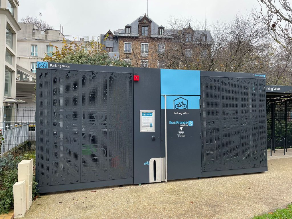espace de stationnement vélos sécurisé en gare de Fontenay-aux-Roses