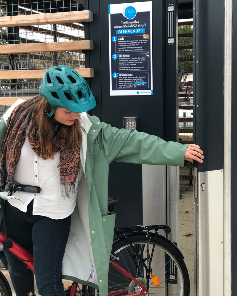 cyclistes sortant de la consigne vélo sécurisée en gare d'Auray