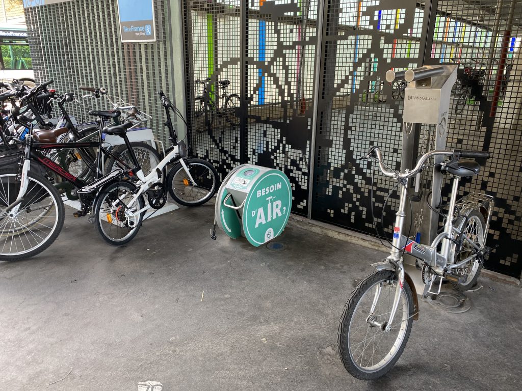 Station de gonflage ALTAO Pump du Parking Vélo de Neuilly Plaisance