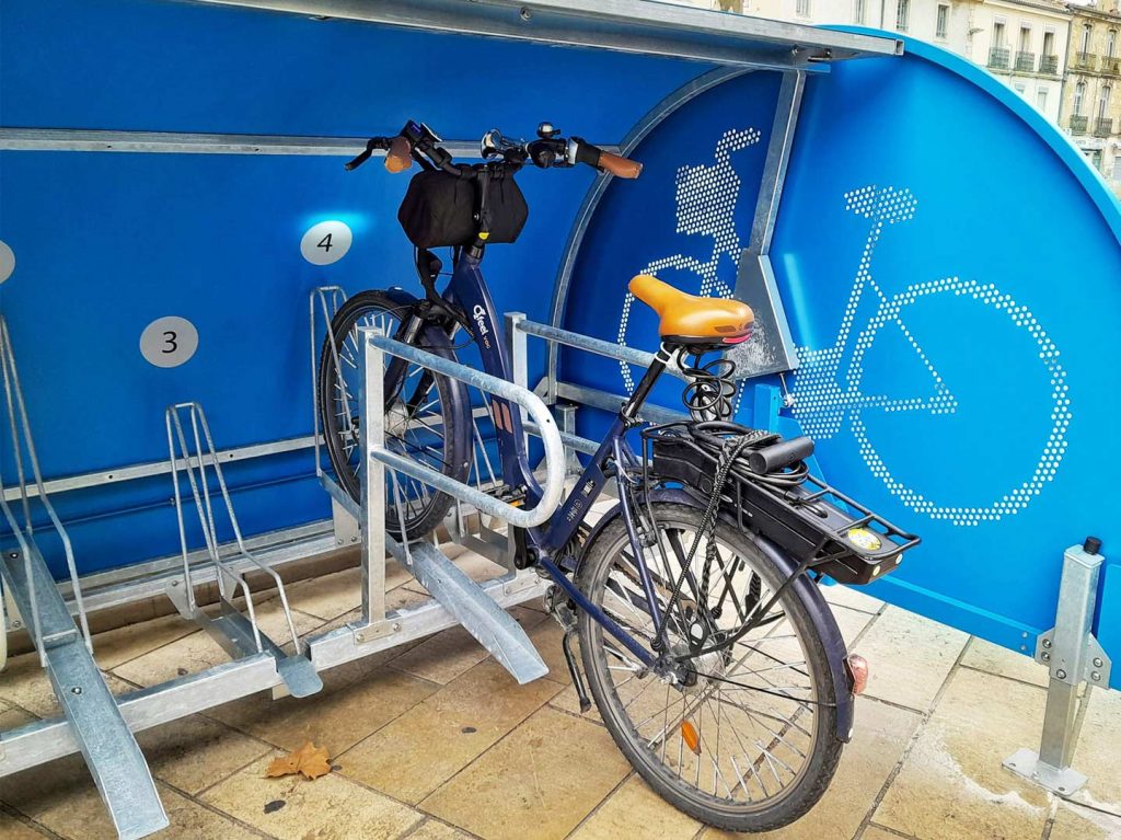 Vélo de ville garé dans le box vélo sécurisé