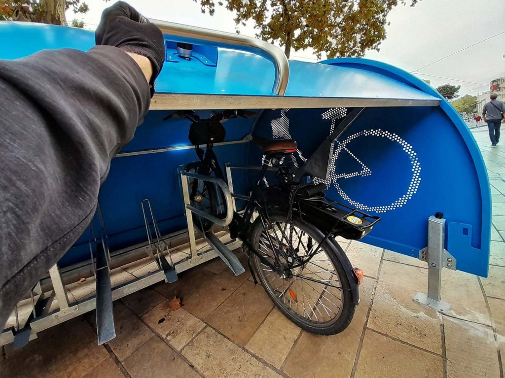 fermeture de la porte de la consigne sécurisé pour vélos