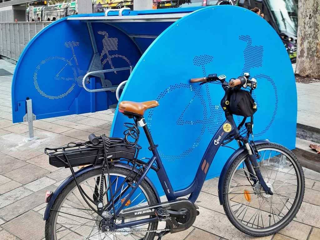 Vélo de ville posé contre un abri collectif ALTAO Cover