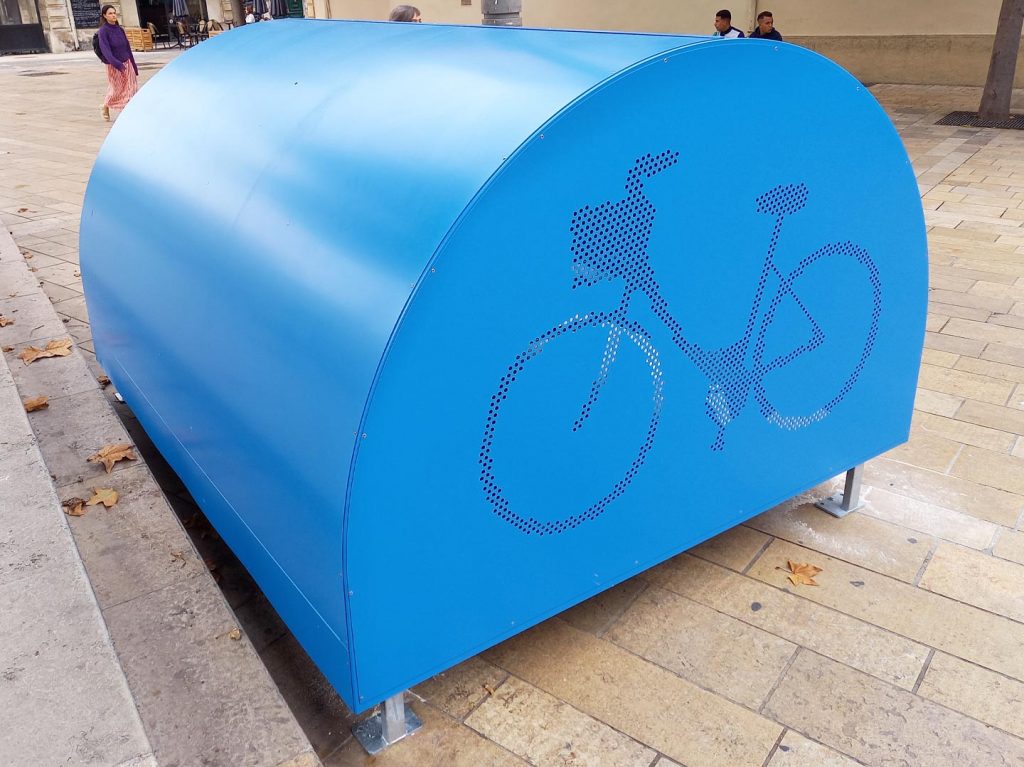 parois latérales perforées des nouveaux abris vélos de Montpellier