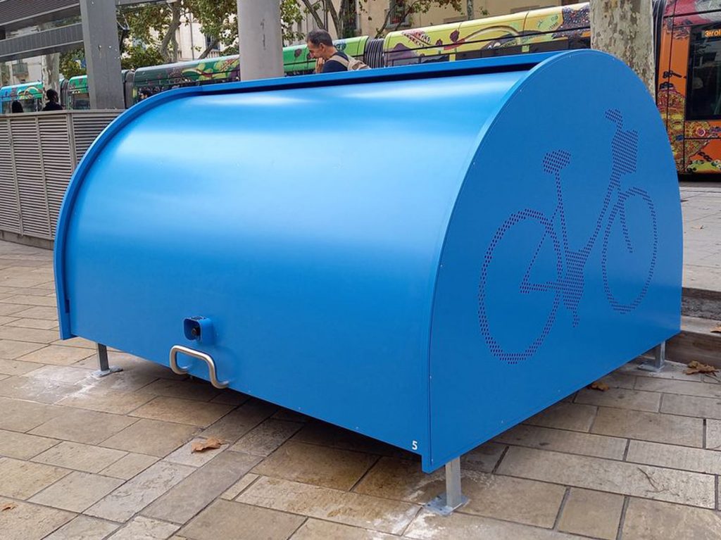 Vue de face de l'abri vélo ALTAO Cover de Montpellier personnalisé sur les parois extérieures
