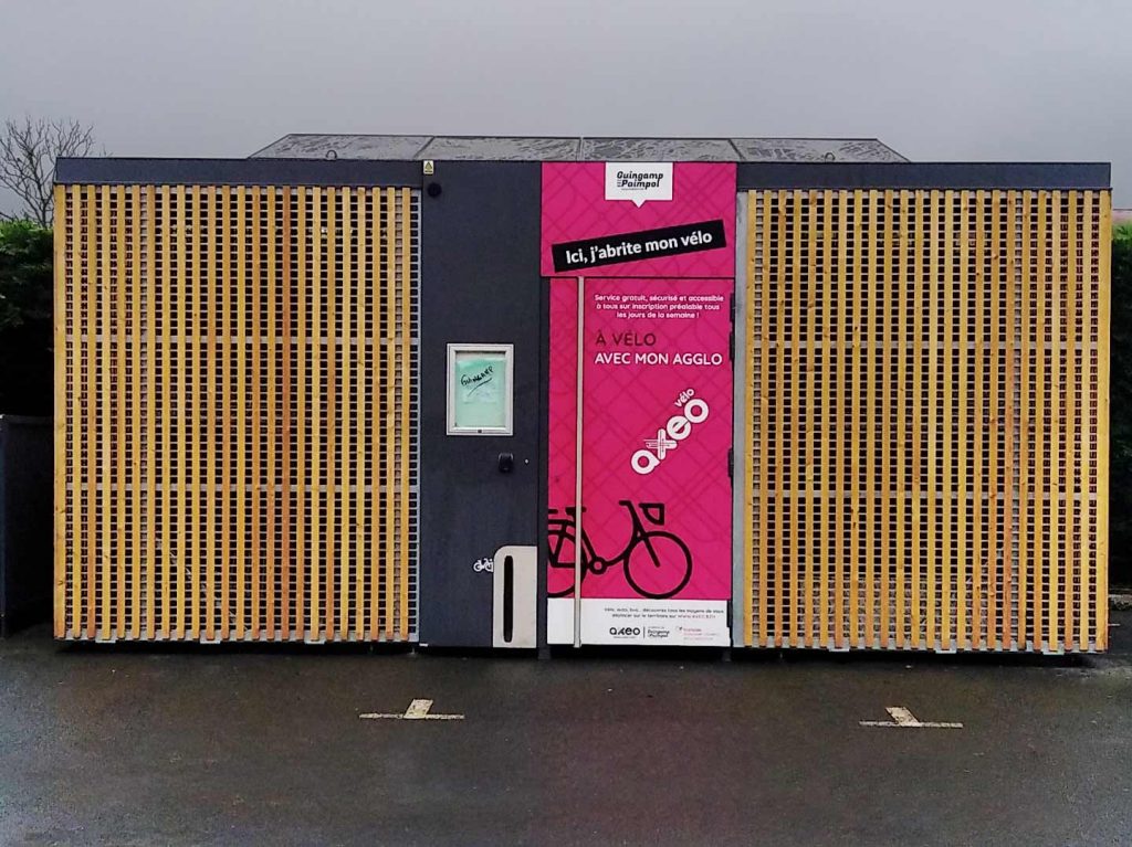 Module de stationnement vélos solaire et sécurisé Abri Cigogne® de 20 places aux couleurs de l'agglomération de Guingamp Paimpol