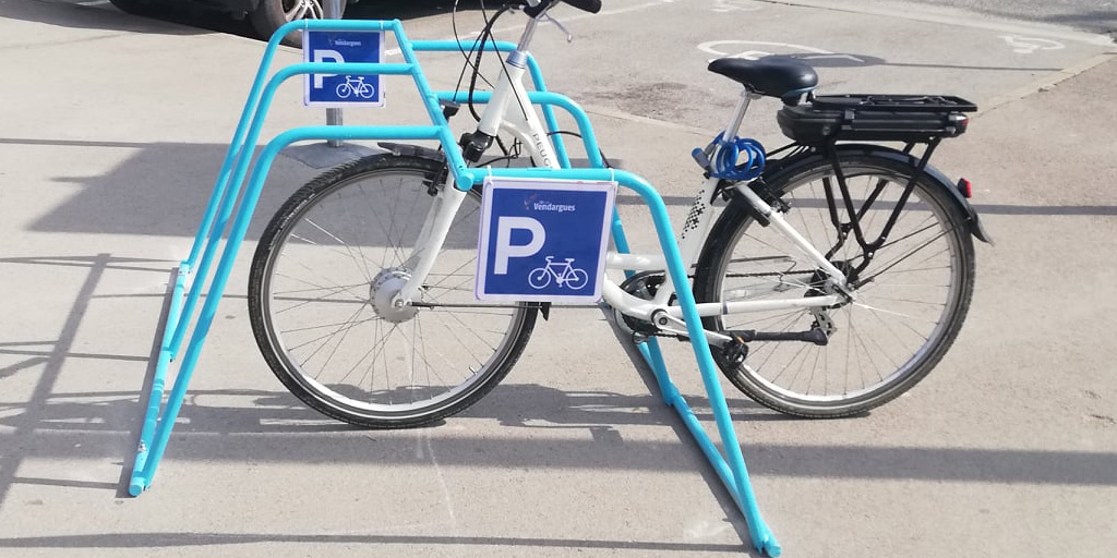 Rack vélo pour installation pérenne ou temporaire personnalisé en bleu