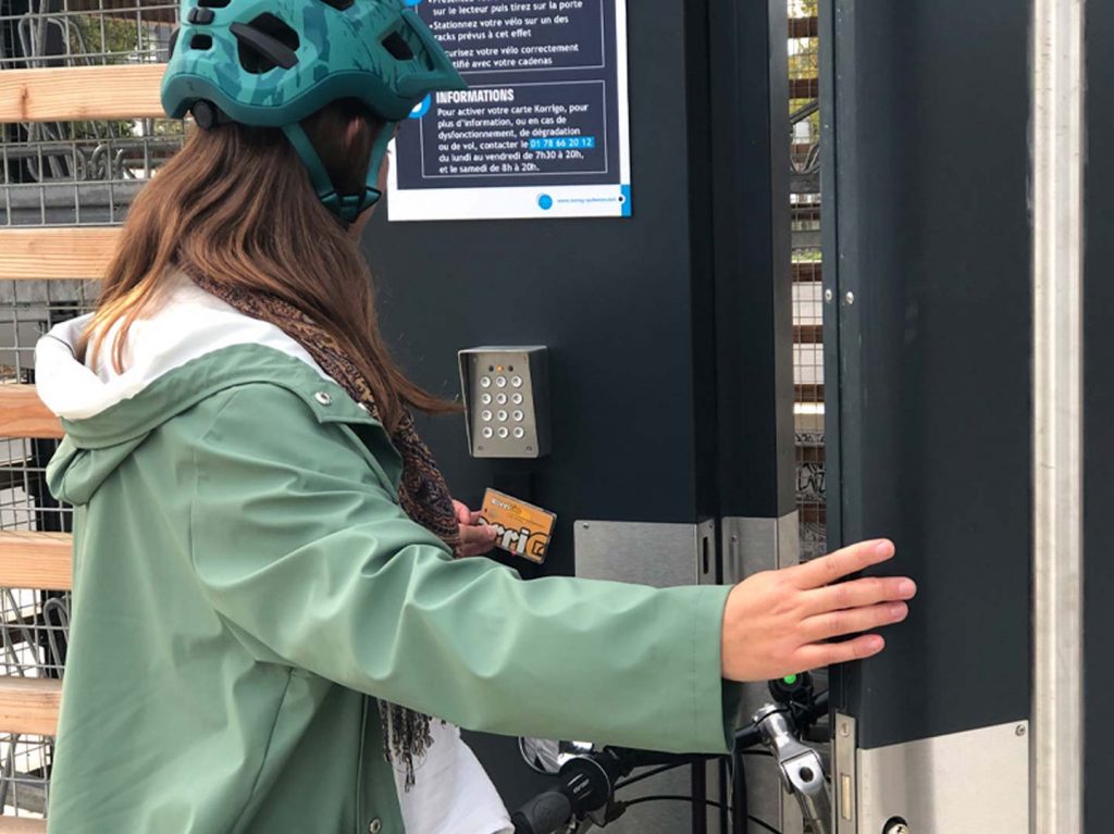 Passage du badge à l'entrée d'un abri vélos sécurisé ALTAO Spacio