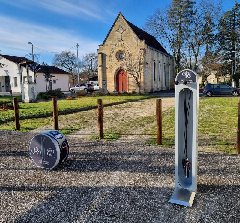 Station station services pour les vélos avec station de gonflage ALTAO® Pump et totem de réparation ALTAO® Fix