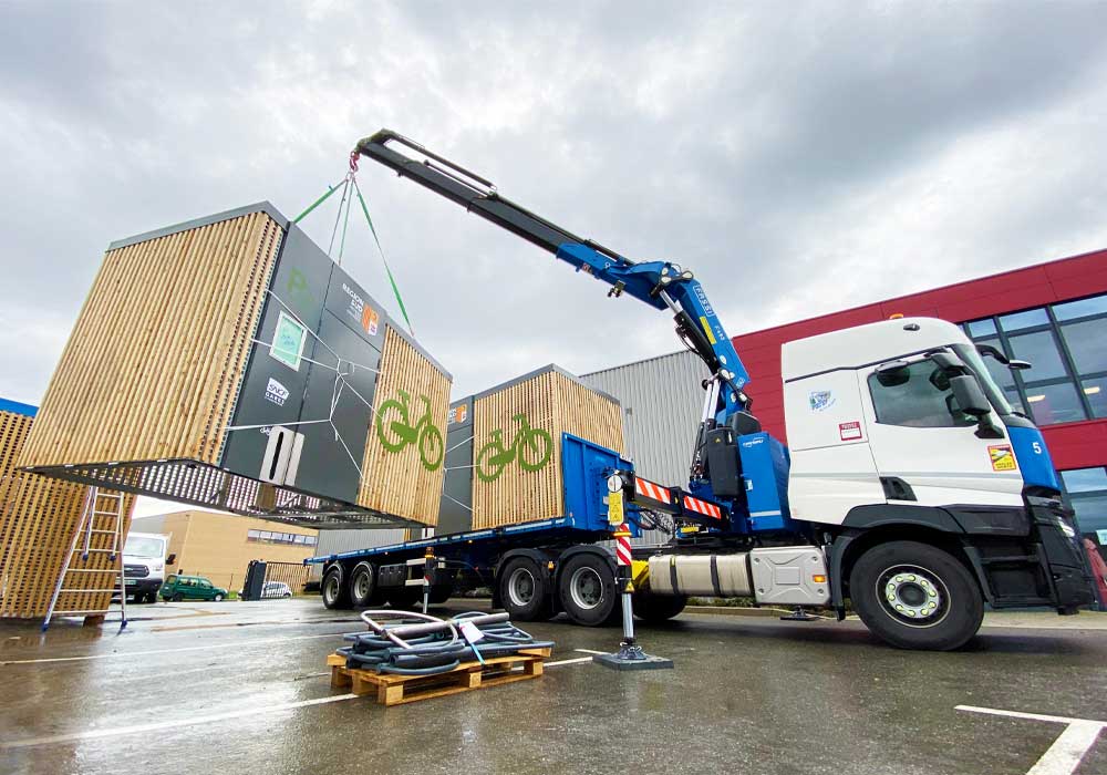 Cahrgement sur camion de deux consignes sécurisées Abri Cigogne®