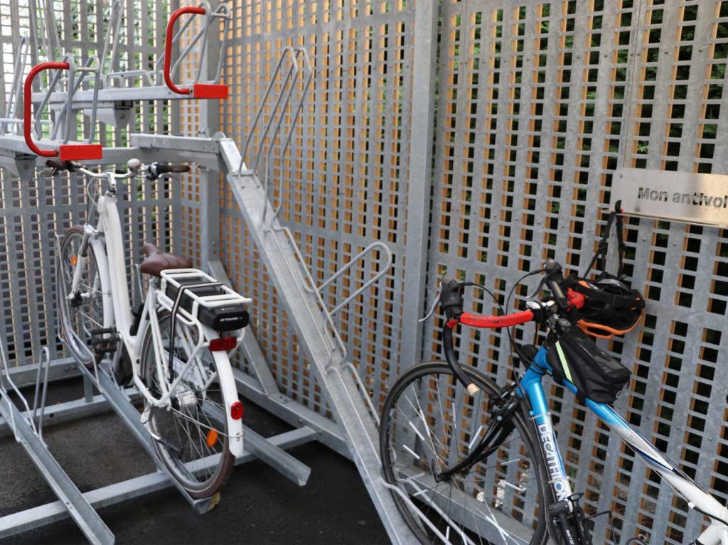 utilisation des racks de stationnement vélos double étage Optima V10