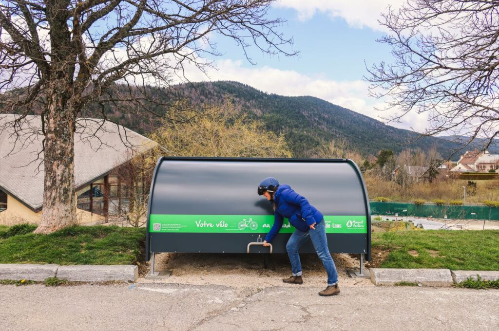box vélo sécurisé ALTAO Cover 6 places ouvert par une cycliste