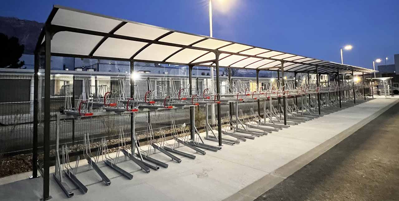 Un grand abri ALTAO Curve Optima installé dans une entreprise de la région grenobloise pour réaliser un parking vélos pour les salariés