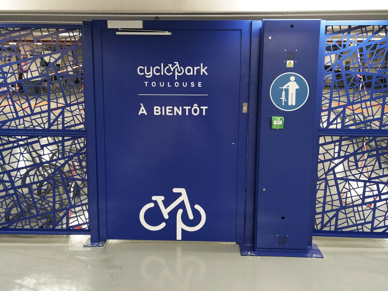 Porte de sortie du Cyclopark du Capitol à Toulouse permettant la sécurité des vélos lors du stationnement en ville