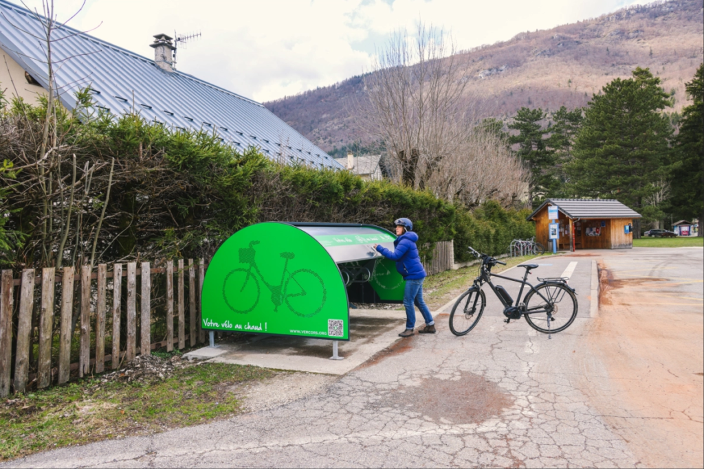 ouverture de la porte d'un box vélo sécurisé ALTAO Cover 6 places par une cycliste