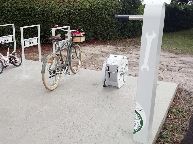 Aire de stationnement avec équipements d'entretien vélos