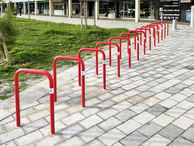 arceaux urbains U peinture rouge pour le stationnement des vélos