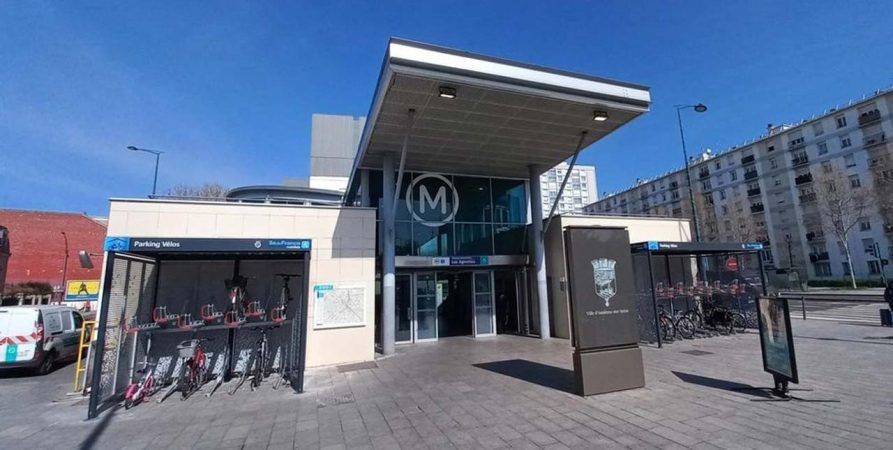 entrée du métro Asnière - les Agnettes avec ses parkings vélos