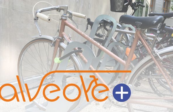 visuel du programme de financement Alvéole+ avec fond vélos