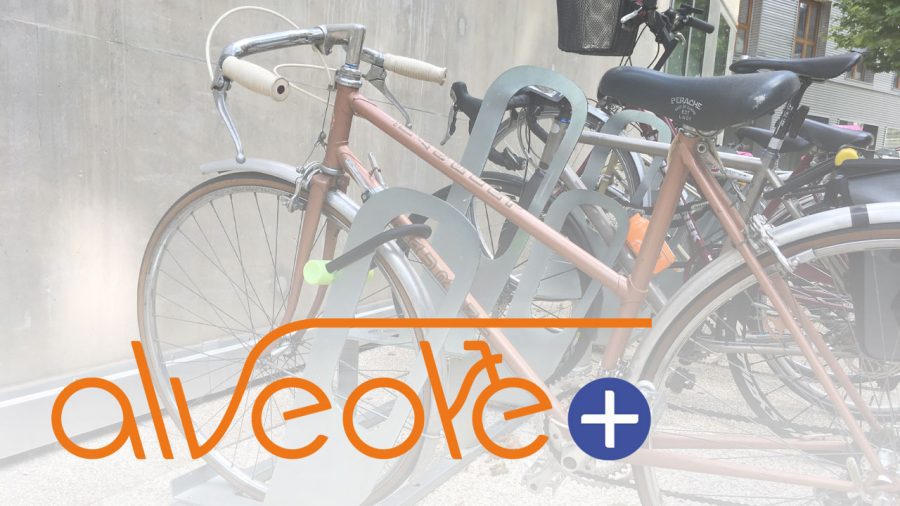 visuel du programme de financement Alvéole+ avec fond vélos