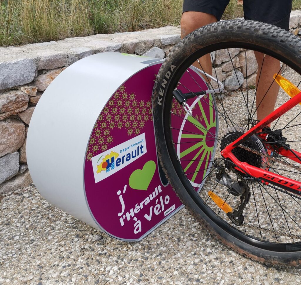 Vélos sur station de gonflage ALTAO® Pump