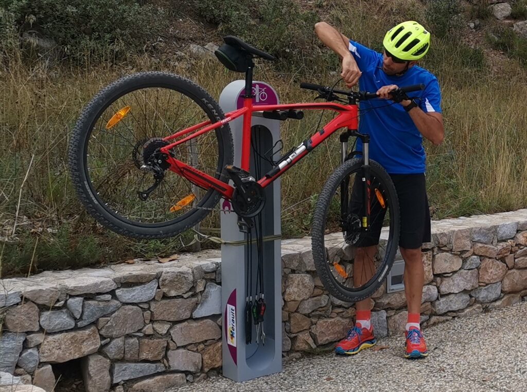 Vélos sur station de réparation ALTAO® Fix